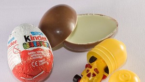 Hračky do Kinder vajec vyrábajú deti, tvrdí The Sun