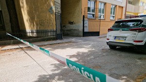 Manžel dobodal ženu v areáli školy. Krvavý útok sledovali ich maloleté deti