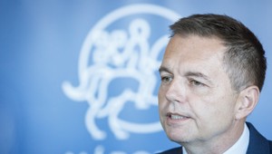 NBS zjemnila odhad vývoja ekonomiky, pre niektoré sektory má ale guvernér Kažimír jasný odkaz