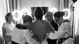 Sú TOTO šaty hodné svadby najbohatšieho muža sveta? Ľudia si ale všimli aj niečo iné..!