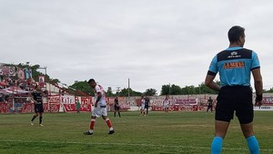 Na futbalovom zápase v Argentíne sa strieľalo. Zasiahli trénera