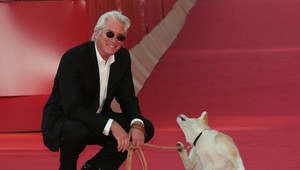 Richard Gere vie, kvôli komu už nemôže viac hrať v Hollywoode!