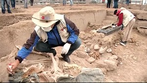 FOTO: Archeológovia objavili hrobku s pozostatkami 16 čínskych migrantov