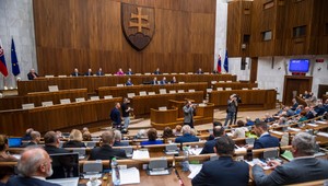 Megahlasovanie NR SR sa nekonalo: Pre "totálny chaos" predčasne ukončili májovú schôdzu