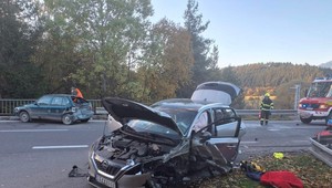 Pri nehode štyroch vozidiel v Liptovskej Porúbke sa zranilo šesť osôb