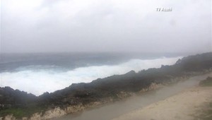 Pre tajfún zrušili 600 letov. Vietor s rýchlosťou 200 km/h mení plány aj politikom