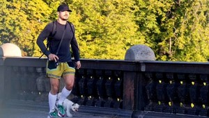 Sexy hollywoodskeho herca môžete práve v týchto dňoch stretnúť v uliciach Prahy!