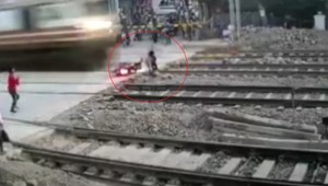 VIDEO: V poslednej sekunde uskočil pred rútiacim sa vlakom