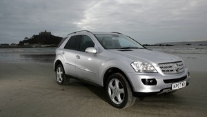 Šialenec na Mercedese sa rútil rýchlosťou 200 kilometrov za hodinu