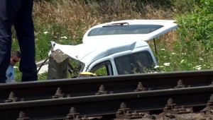 Nevšimol si signalizáciu a vošiel vlaku do trate. Mladíka oživovali