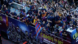 Messi a spol. oslavovali v Barcelone v autobuse i na štadióne
