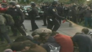 Brutálita policajtov! Na bezmocných študentov striekali slzotvorný plyn