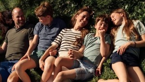 Kate a William oslávili 15. výročie svadby rodinnou fotkou! TENTO detail si všimli všetci!