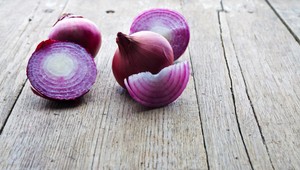 Čo dokáže rozkrojená cibuľa v spálni? Trik našich babičiek oceníte najmä v zime