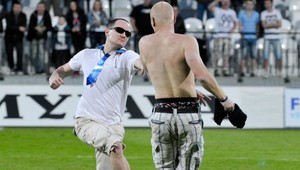 Bolo husto! Fanúšik Slovana po zápase na ihrisku knokautoval Košičana