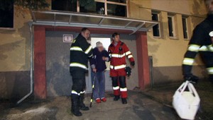 Starší muž dobil babku palicou, zachraňovali ju hasiči