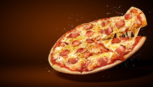 Veľká Británia bojuje s obezitou: Chcú zmenšiť veľkosť pizze