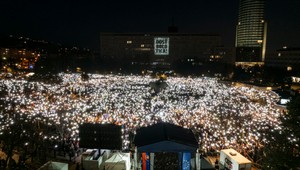 Slováci opäť zaplnili námestia: Spomínali na Jána a Martinu a žiadali odstúpenie premiéra