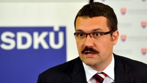 Vláda sa chystá šetriť na pacientoch, tvrdí poslanec Novotný