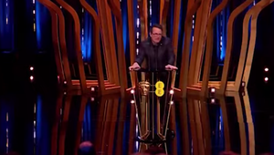 Hviezdny herec dojal k slzám! Pre vážnu chorobu je na vozíku, no na pódiu sa dokázal postaviť!