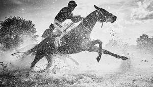 Profesionálny džokej (†35) neprežil pád z koňa