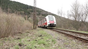 Tragédia pri železničnej trati: Medzi pásmi ležal mladý muž