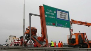 Kuriózne: Nákladiak visel vo vzduchu