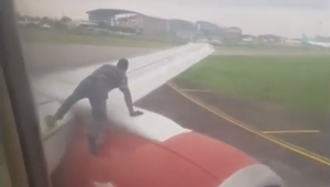 Cestujúci v lietadle zažili šok. Na krídlo lietadla vyliezol muž