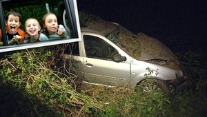 V havarovanom aute sedeli štyri deti, vodič utiekol