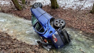 Auto dostalo šmyk a skončilo v potoku. Vodič zostal zakliesnený v aute