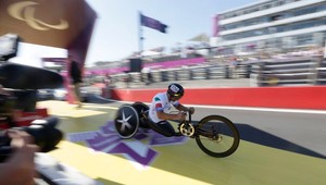 Bývalý jazdec F1 Zanardi získal zlatú medailu na paralympiáde