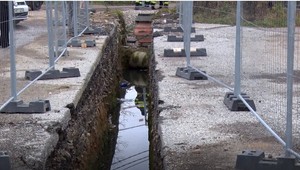 V kanalizačnom výkope našli mŕtve telo muža. Bola pri ňom bonboniéra