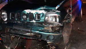 Mladý vodič šoféroval opitý. Za stieračmi zdemolovaného auta nechal telefónne číslo