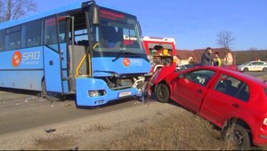 Autobus vrazil do auta. Vodiča autobusu oslepilo slnko