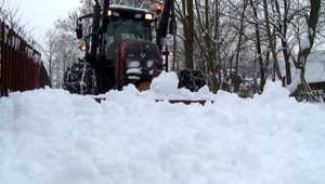 Rakúsko zatvára diaľnicu pri Flachau, odpáli snehové nánosy