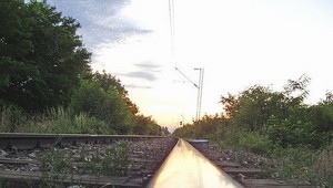 Muž holými rukami po nociach ukradol 275 ton železa z koľajníc