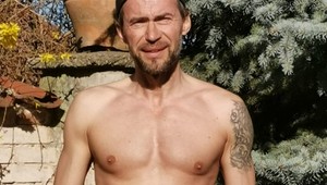 Otrasná agresivita na parkovisku! Vyšinutý šofér vedome vrazil do známeho českého herca!