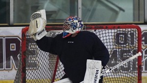 Post ostáva, mení sa šport. Z Petra Čecha je hokejový brankár