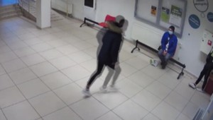 VIDEO: Súd rozhodol v prípade mladíka, ktorý brutálne zaútočil na muža na stanici