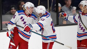 Kakko už úraduje v drese NY Rangers. Rozhodol takýmto bravúrnym gólom