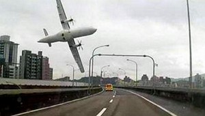 Lietadlo sa krátko po štarte zrútilo do rieky