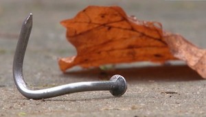 Záškodník, ktorý rozhadzuje po vozovke klince opäť útočí