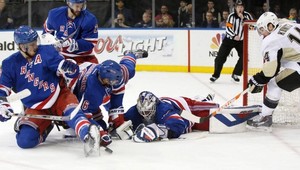 Nový fenomén v NHL? Lundqvist s mastnou pokutou za poliatie Crosbyho