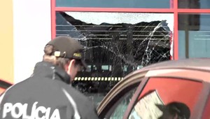 Kuriózna nehoda: Vodička s úrazom nohy nezvládla ovládanie auta. Skončilo v sklenenom výklade obchodu