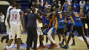 VIDEO. Po bitke v basketbale dohrávali zápas štyria proti dvom