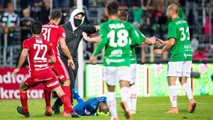 Horor vo Švédsku. Maskovaný chuligán napadol brankára počas zápasu