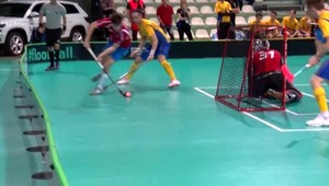 Špičkový hráč florbalu venoval špeciálny dar nadácii TV JOJ