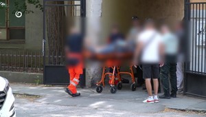 Muž, ktorý dobodal manželku v areáli školy čelí obvineniu, prokurátor žiada väzbu