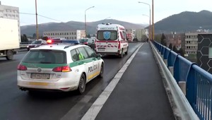 Muža, ktorý chcel skočiť z nadjazdu, sa policajtom podarilo zachrániť