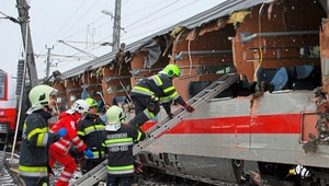 Zrazili sa vlaky, najmenej jeden človek zahynul, vyše 20 je zranených